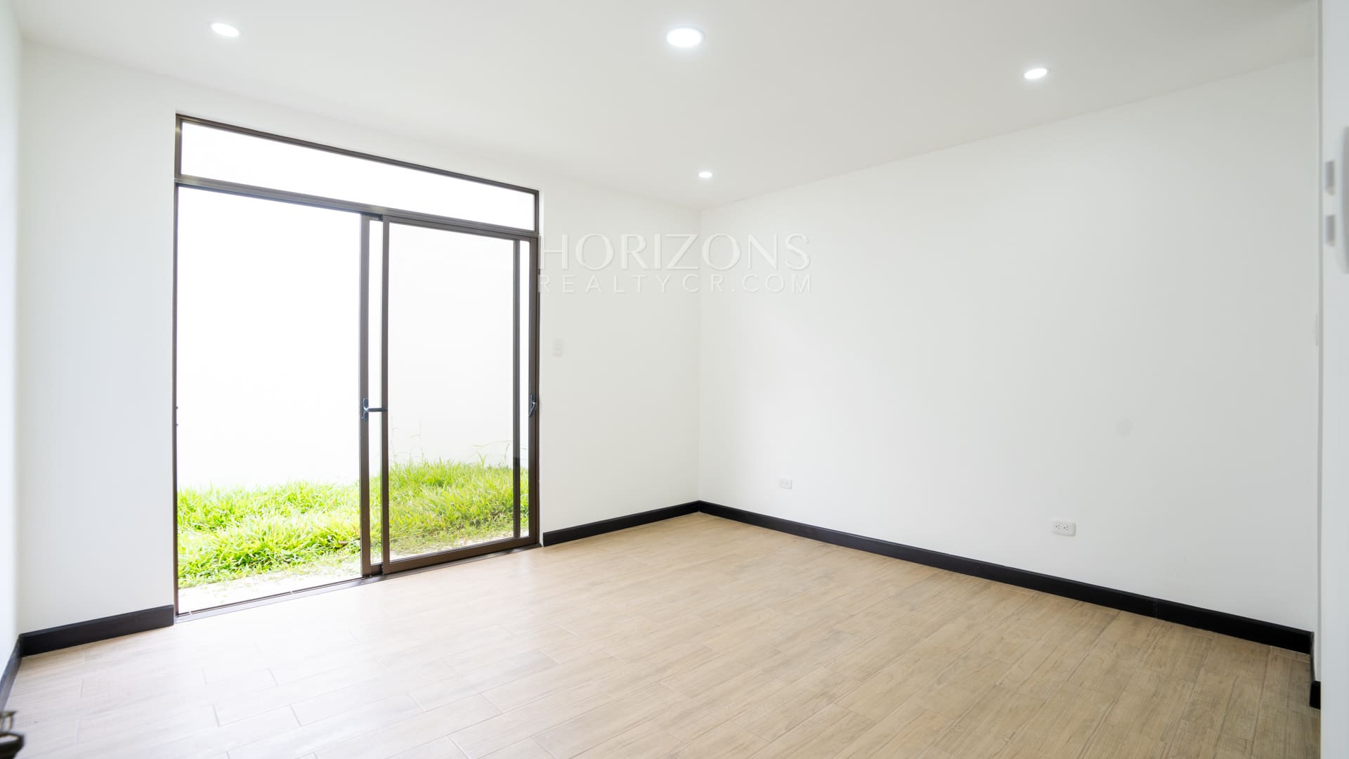 ¡Venta! Estrene Casa con Patio en Condominio Distrito San Juan / Habitación en Primer Nivel nja1255