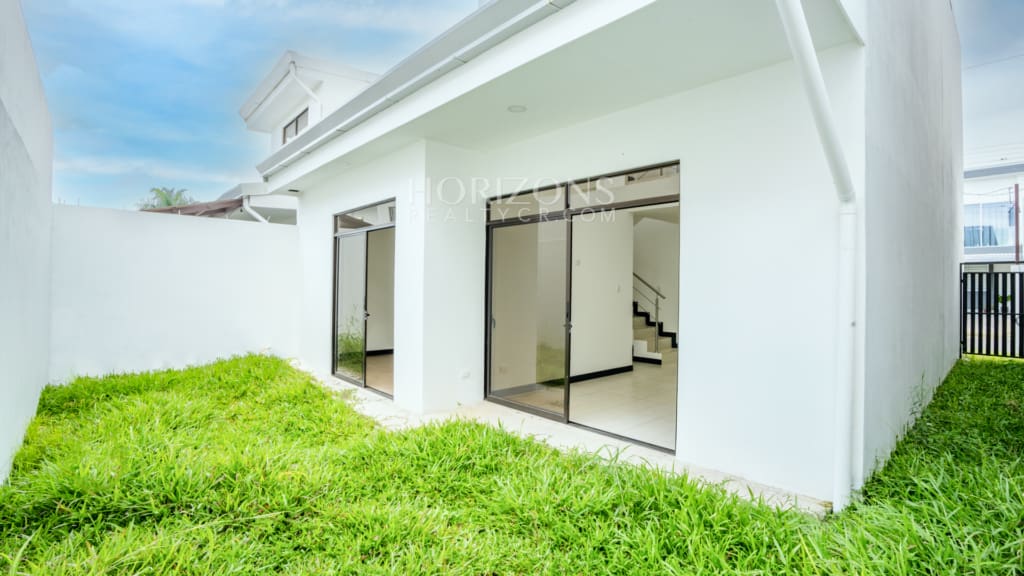 ¡Venta! Estrene Casa con Patio en Condominio Distrito San Juan / Habitación en Primer Nivel nja1255