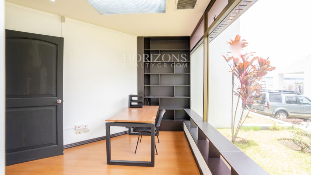Alquiler Oficina Ubicada San Pedro en Ofiplaza del Este 110m2 nja1262