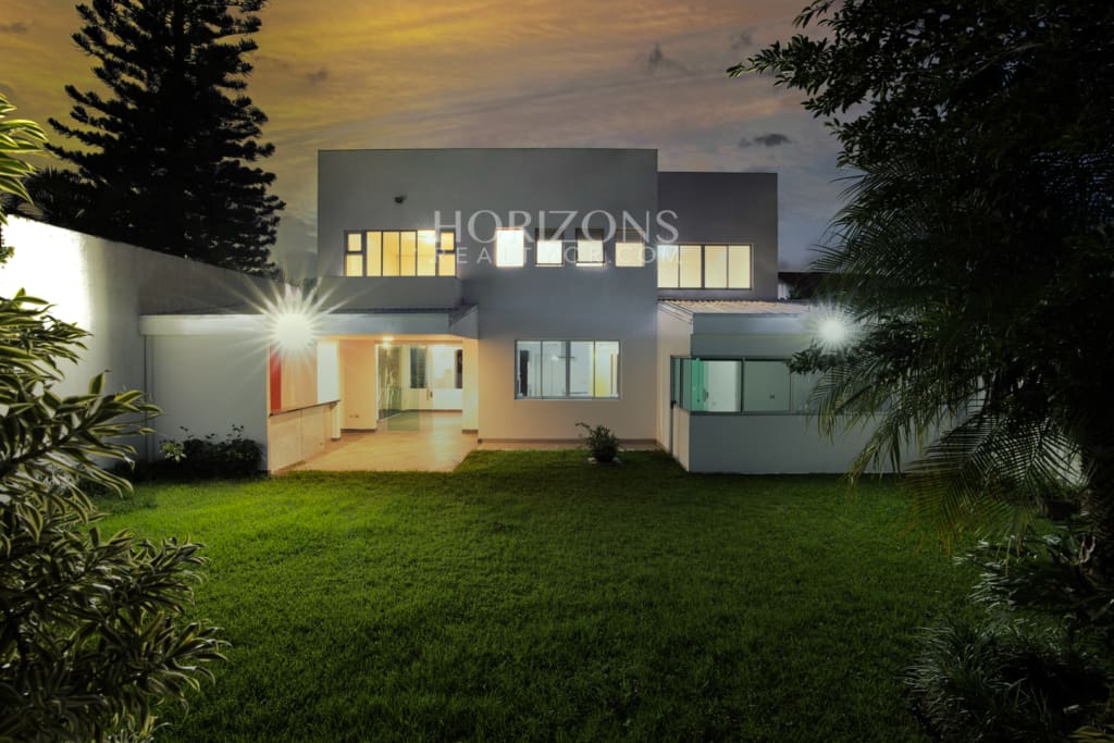 Venta de Casa Contemporánea en Residencial Altamonte Amplia Jardin Con Zona Verde.  nja1242