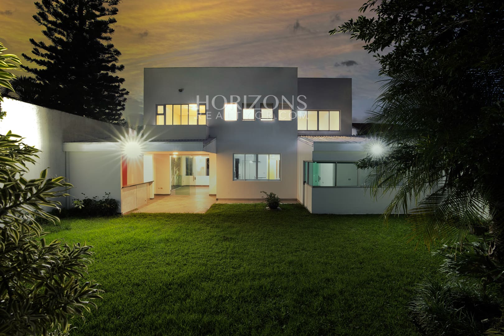 Venta de Casa Contemporánea en Residencial Altamonte Amplia Jardin Con Zona Verde.  nja1242
