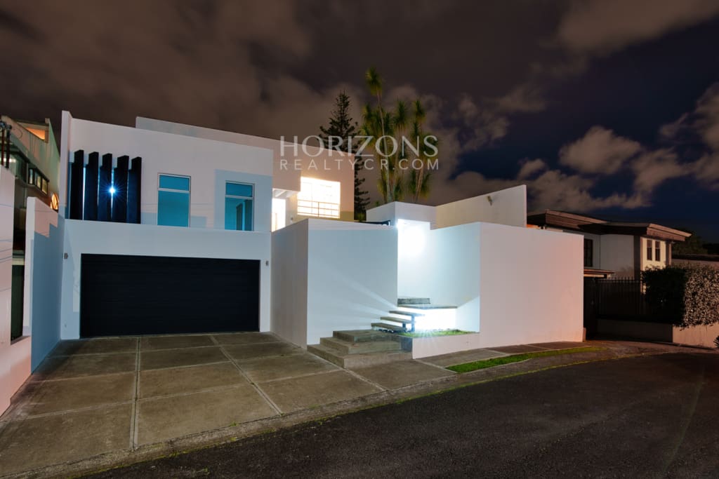 Venta de Casa Contemporánea en Residencial Altamonte Amplia Jardin Con Zona Verde.  nja1242