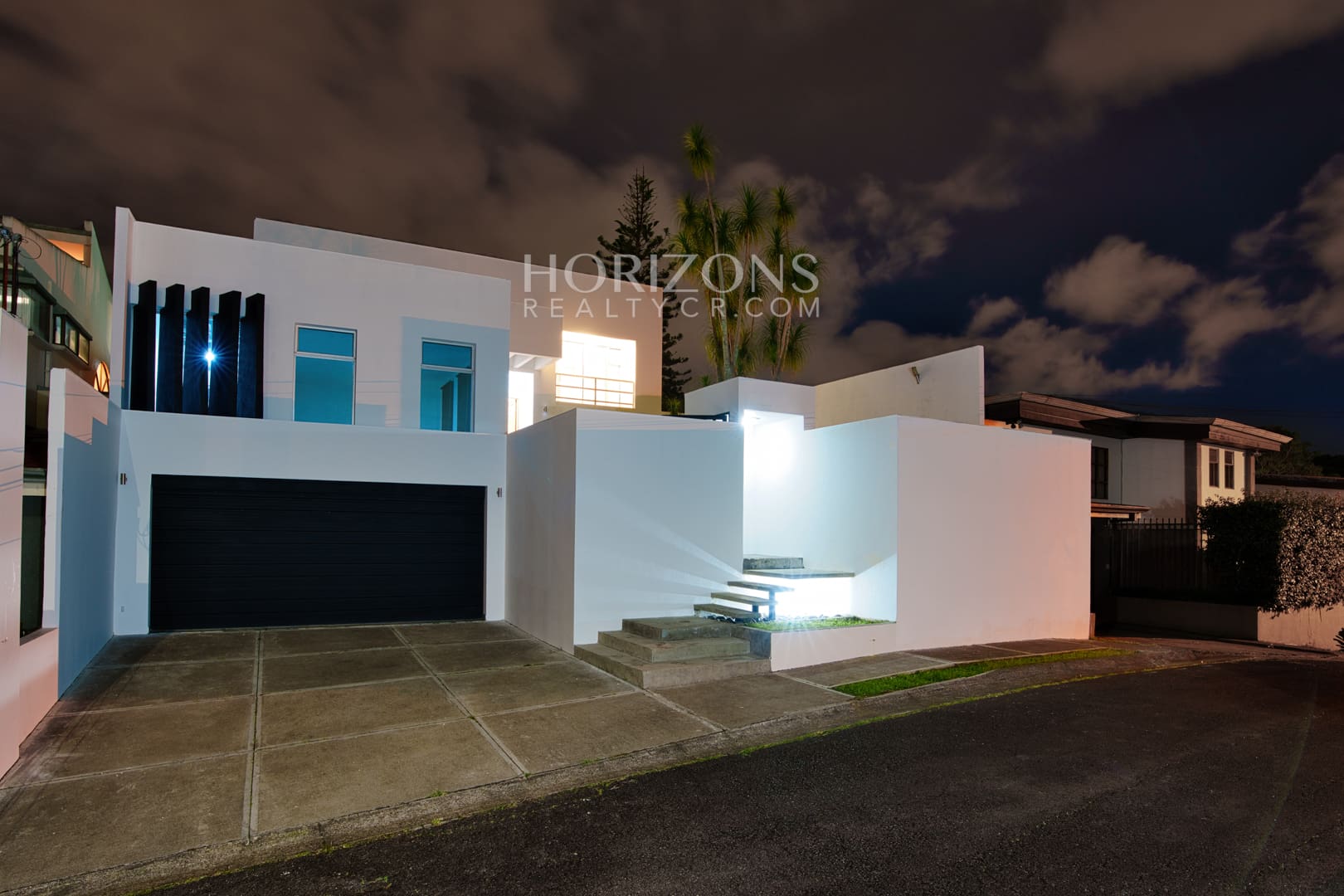 Venta de Casa Contemporánea en Residencial Altamonte Amplia Jardin Con Zona Verde.  nja1242