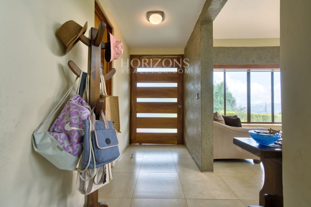 Se Vende Moderna Casa en Antolina Cartago Hermosas Vistas y Clima Fresco njc08