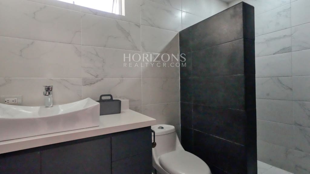 Moderna Casa en Venta Mata de Plátano a 12 Minutos de Rotonda Bandera 4 Habitaciones en Primer Nivel nja1274