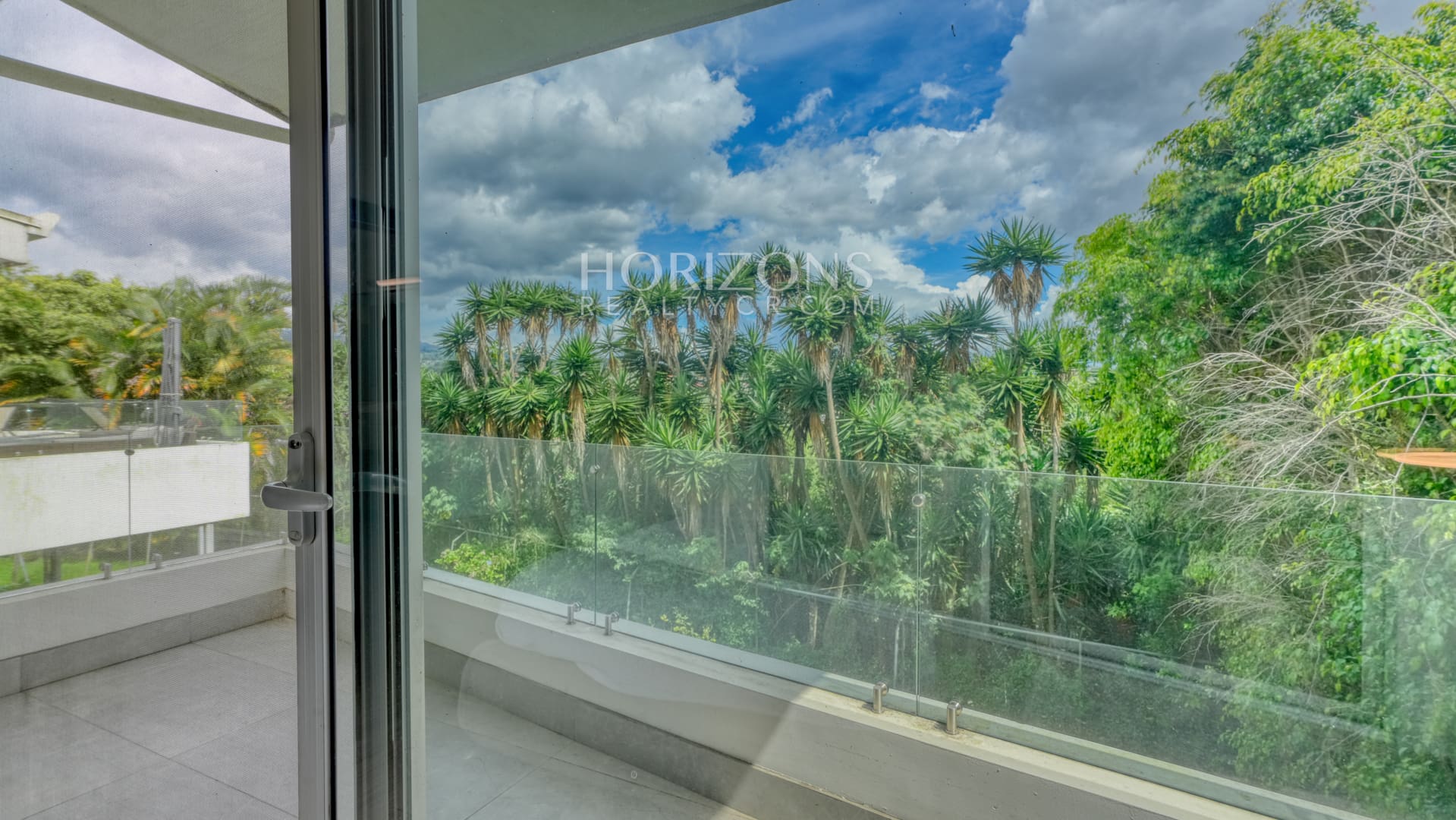 Moderna Casa en Venta Mata de Plátano a 12 Minutos de Rotonda Bandera 4 Habitaciones en Primer Nivel nja1274