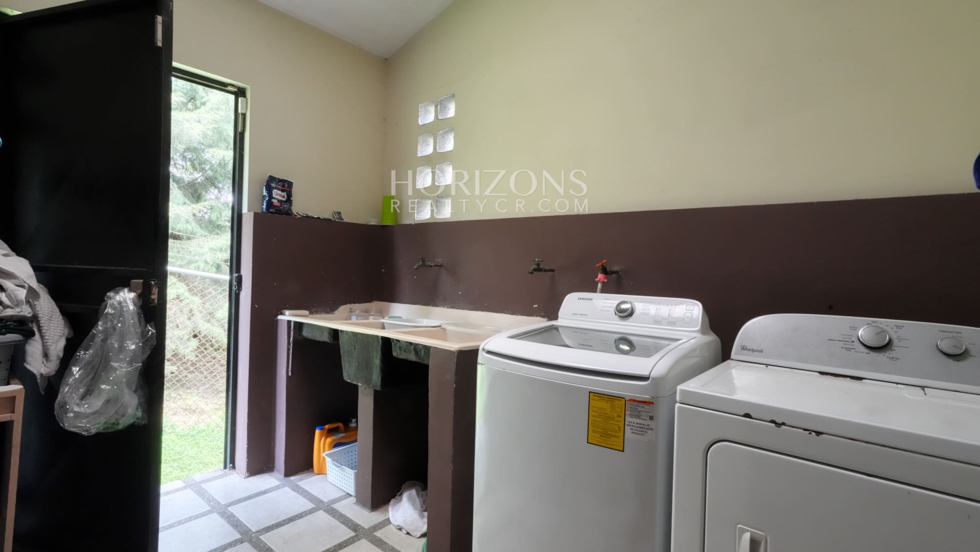 Moderna Casa en Venta Mata de Plátano a 12 Minutos de Rotonda Bandera 4 Habitaciones en Primer Nivel nja1274