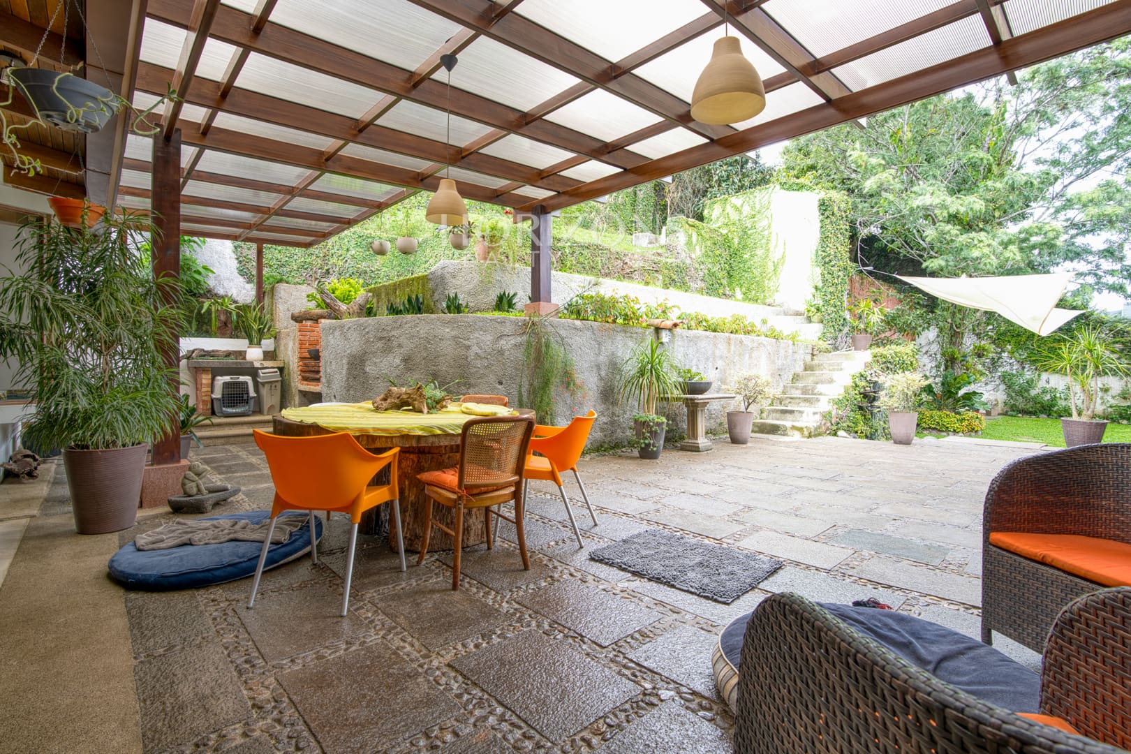 Casa de una planta en Pinares con 1200 m² y apartamento independiente en Venta nja1276