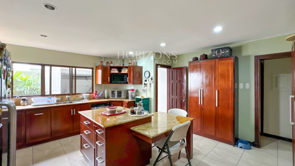 Casa de una planta en Pinares con 1200 m² y apartamento independiente en Venta nja1276