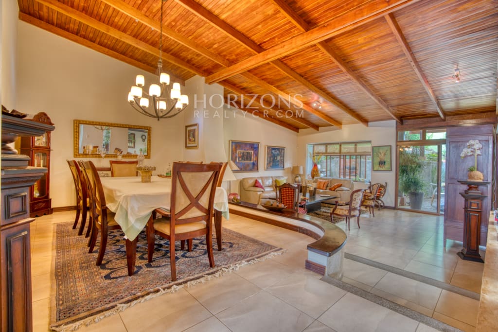 Casa de una planta en Pinares con 1200 m² y apartamento independiente en Venta nja1276