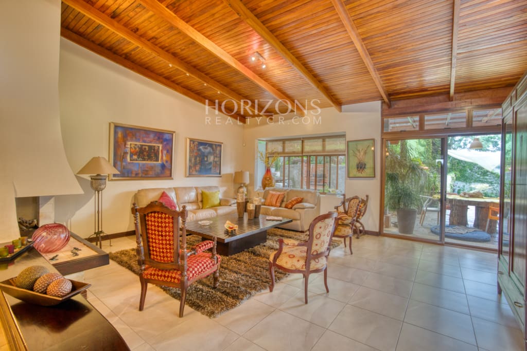 Casa de una planta en Pinares con 1200 m² y apartamento independiente en Venta nja1276