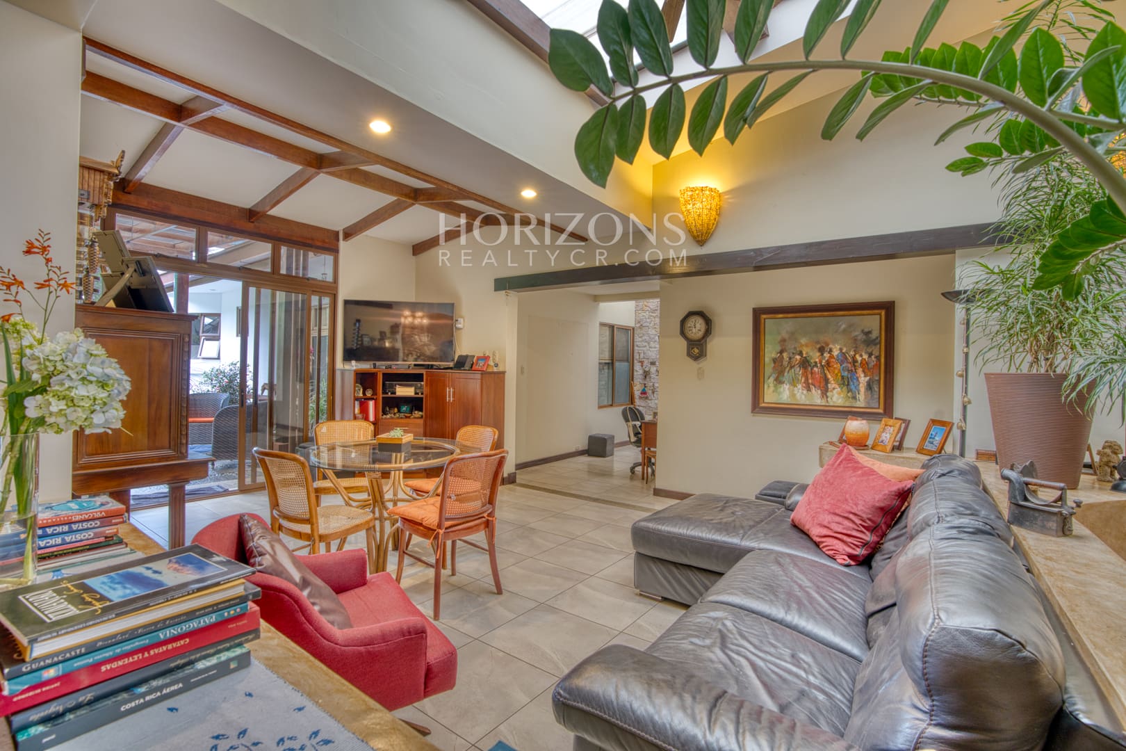 Casa de una planta en Pinares con 1200 m² y apartamento independiente en Venta nja1276