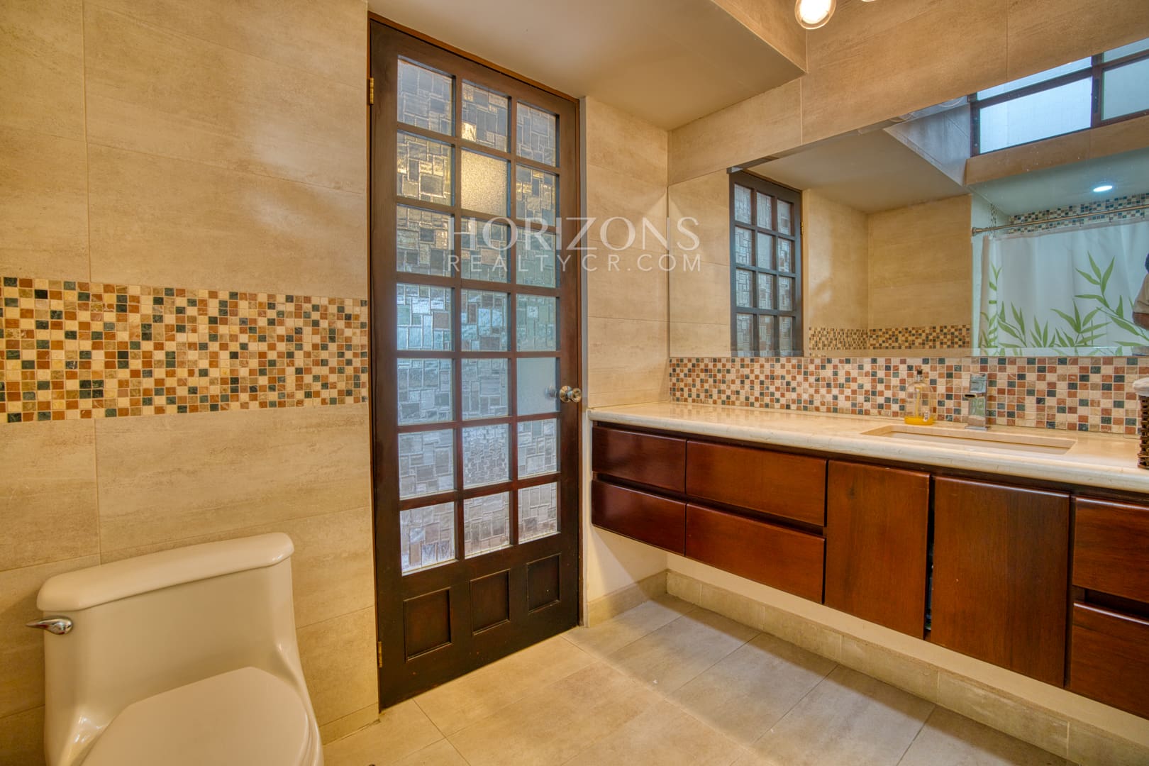 Casa de una planta en Pinares con 1200 m² y apartamento independiente en Venta nja1276
