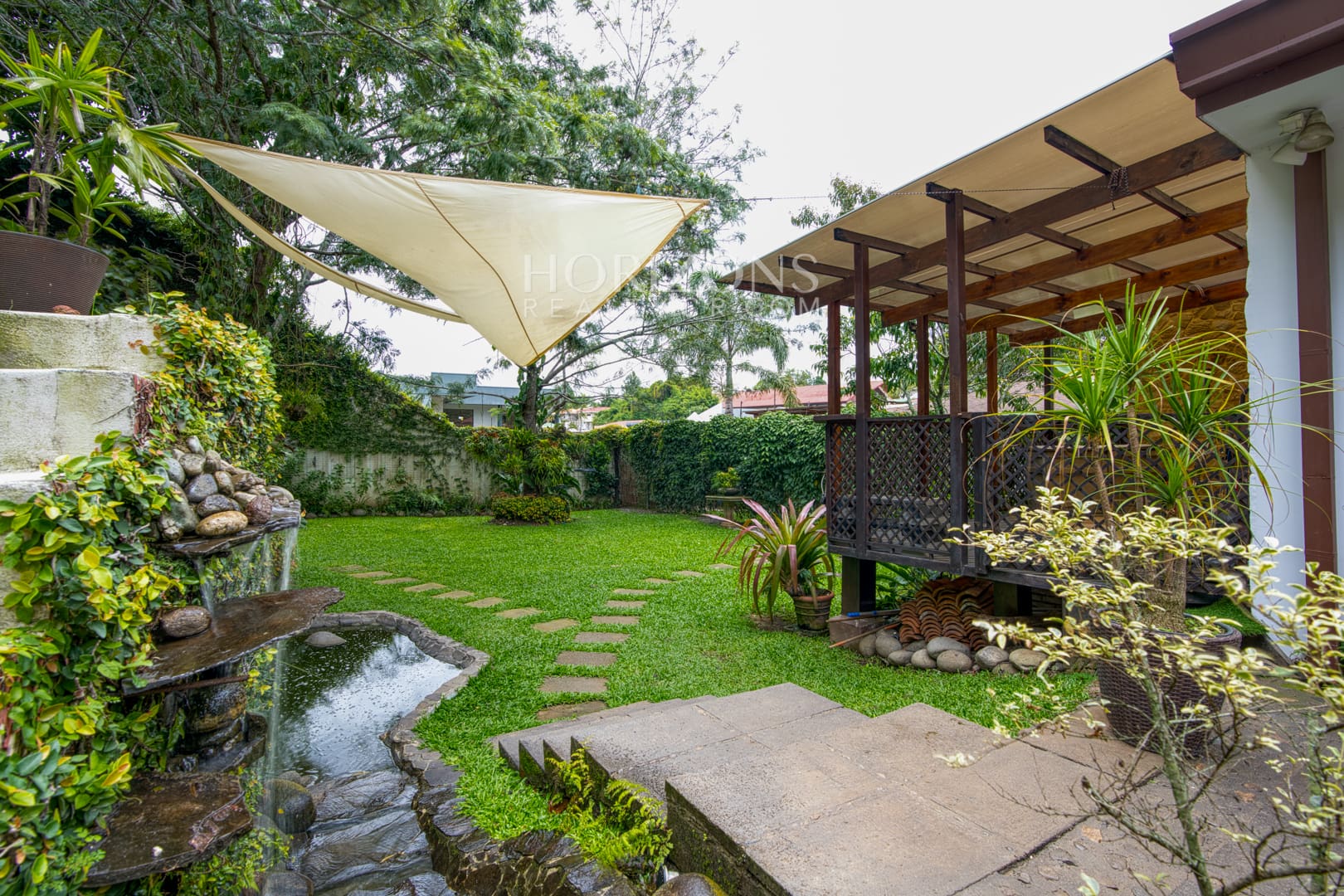 Casa de una planta en Pinares con 1200 m² y apartamento independiente en Venta nja1276