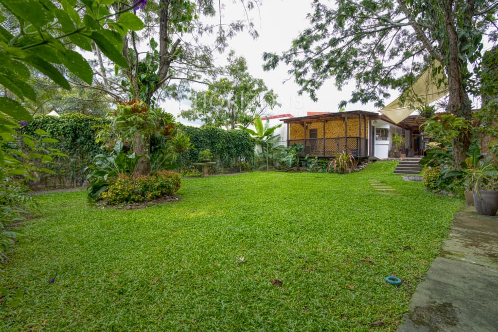 Casa de una planta en Pinares con 1200 m² y apartamento independiente en Venta nja1276
