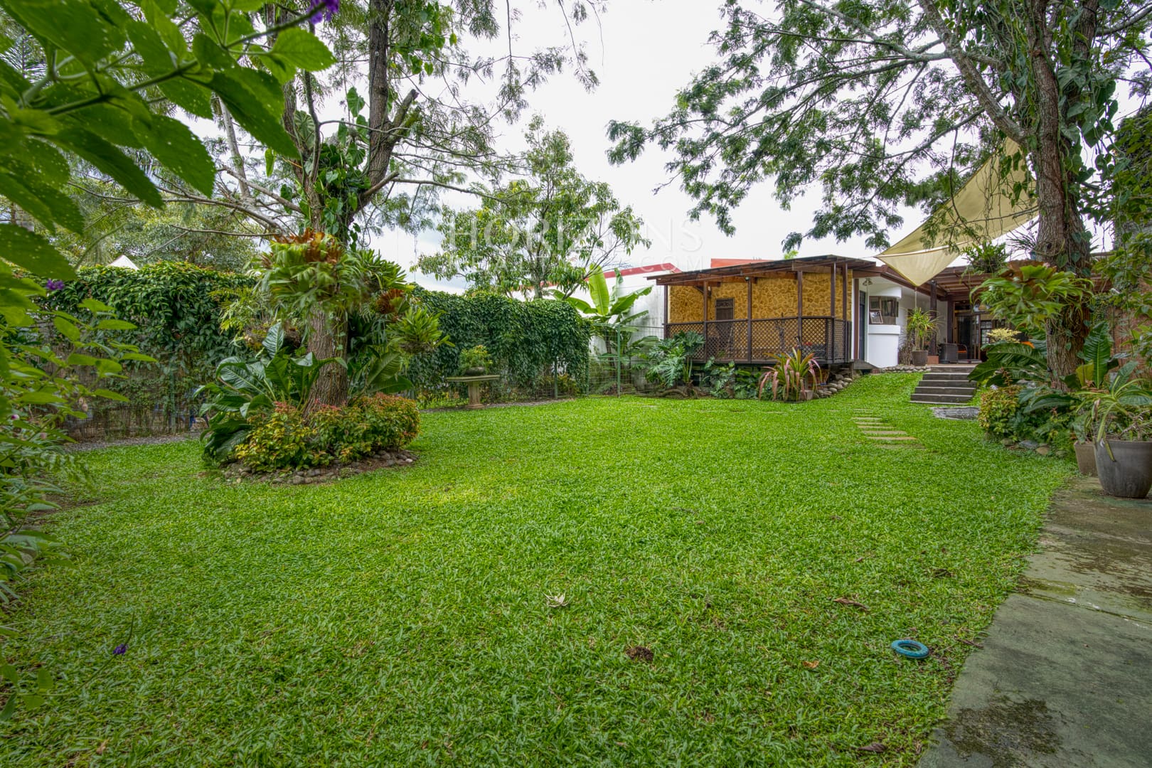 Casa de una planta en Pinares con 1200 m² y apartamento independiente en Venta nja1276