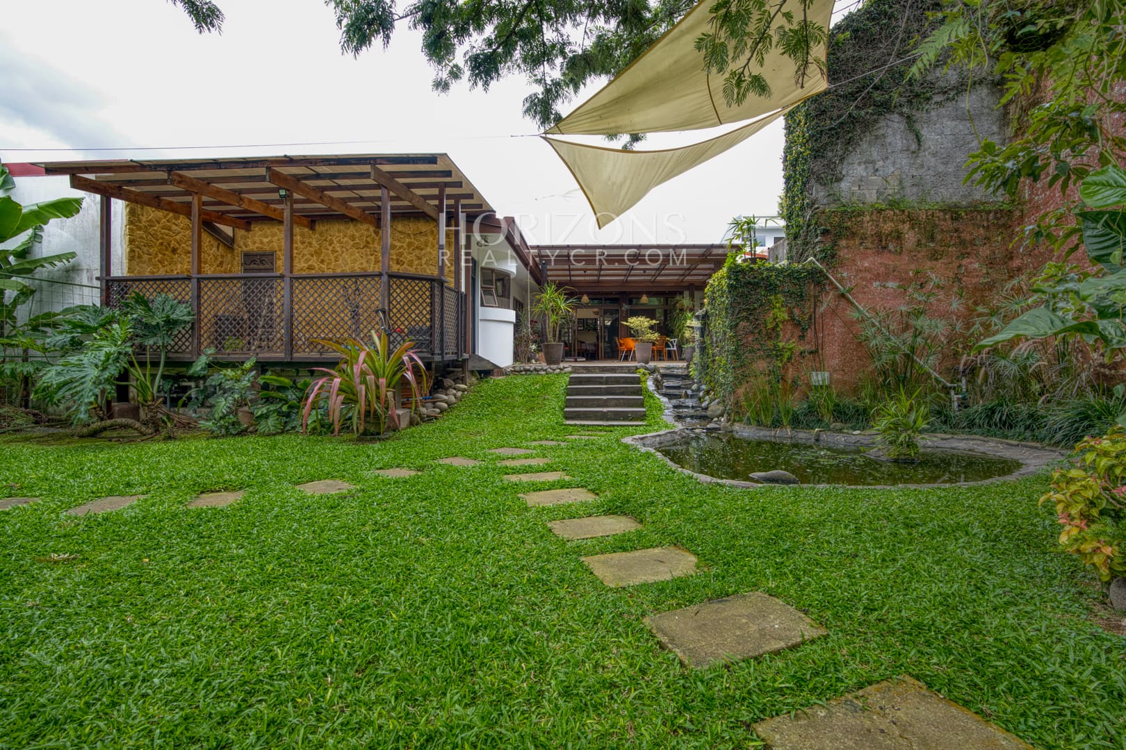 Casa de una planta en Pinares con 1200 m² y apartamento independiente en Venta nja1276