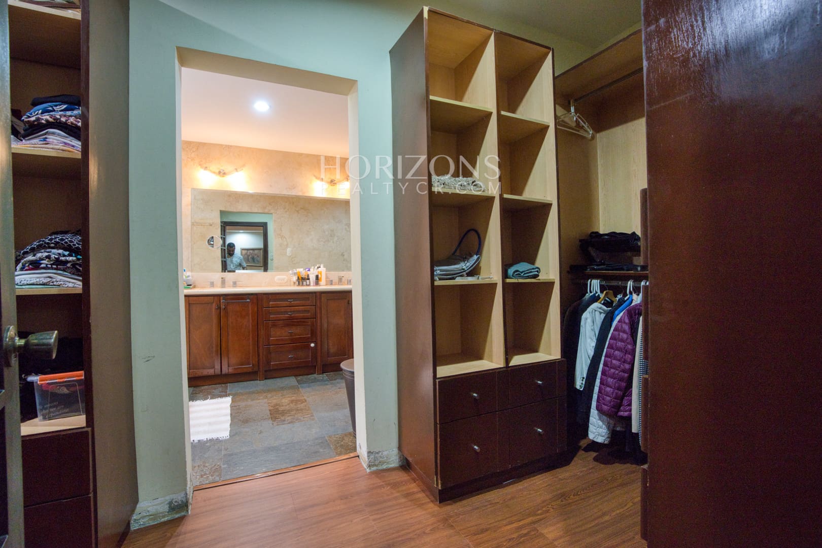 Casa de una planta en Pinares con 1200 m² y apartamento independiente en Venta nja1276