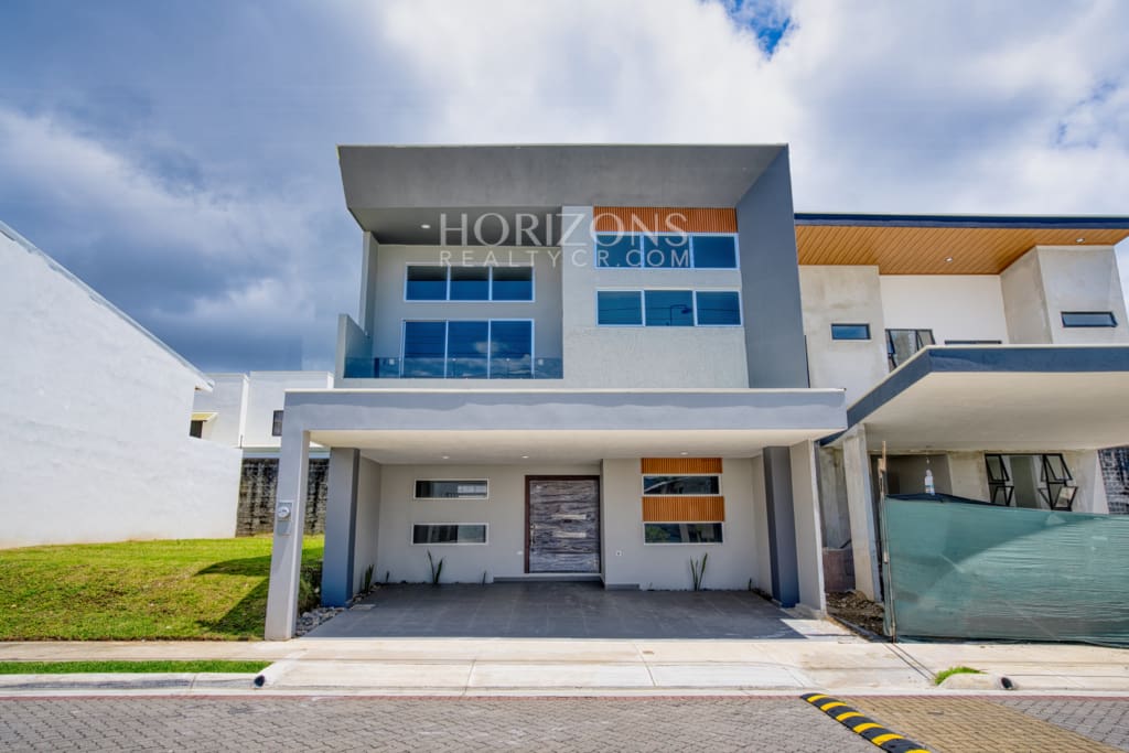 Casa Nueva en Condominio Distrito San Juan  4 Habitaciones una en Primer Nivel mas Oficina nja1279