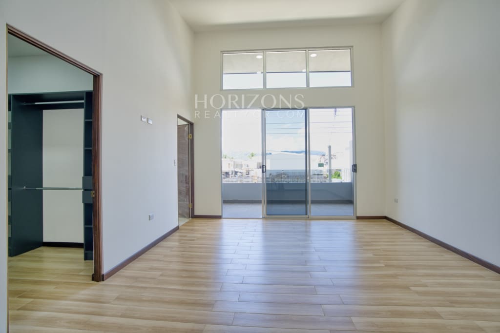 Casa Nueva en Condominio Distrito San Juan  4 Habitaciones una en Primer Nivel mas Oficina nja1279