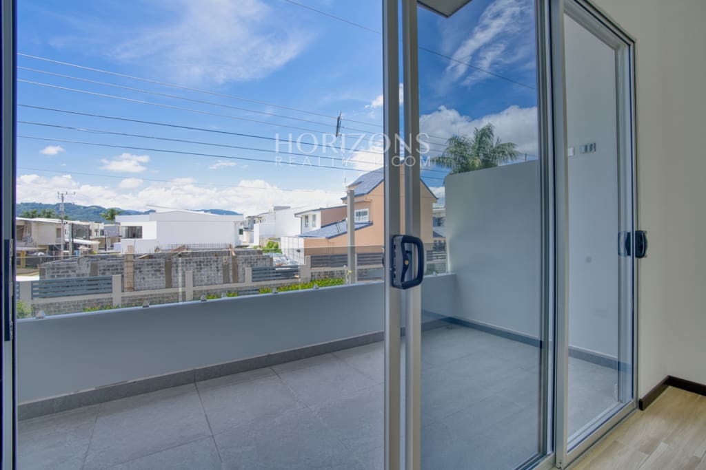 Casa Nueva en Condominio Distrito San Juan  4 Habitaciones una en Primer Nivel mas Oficina nja1279