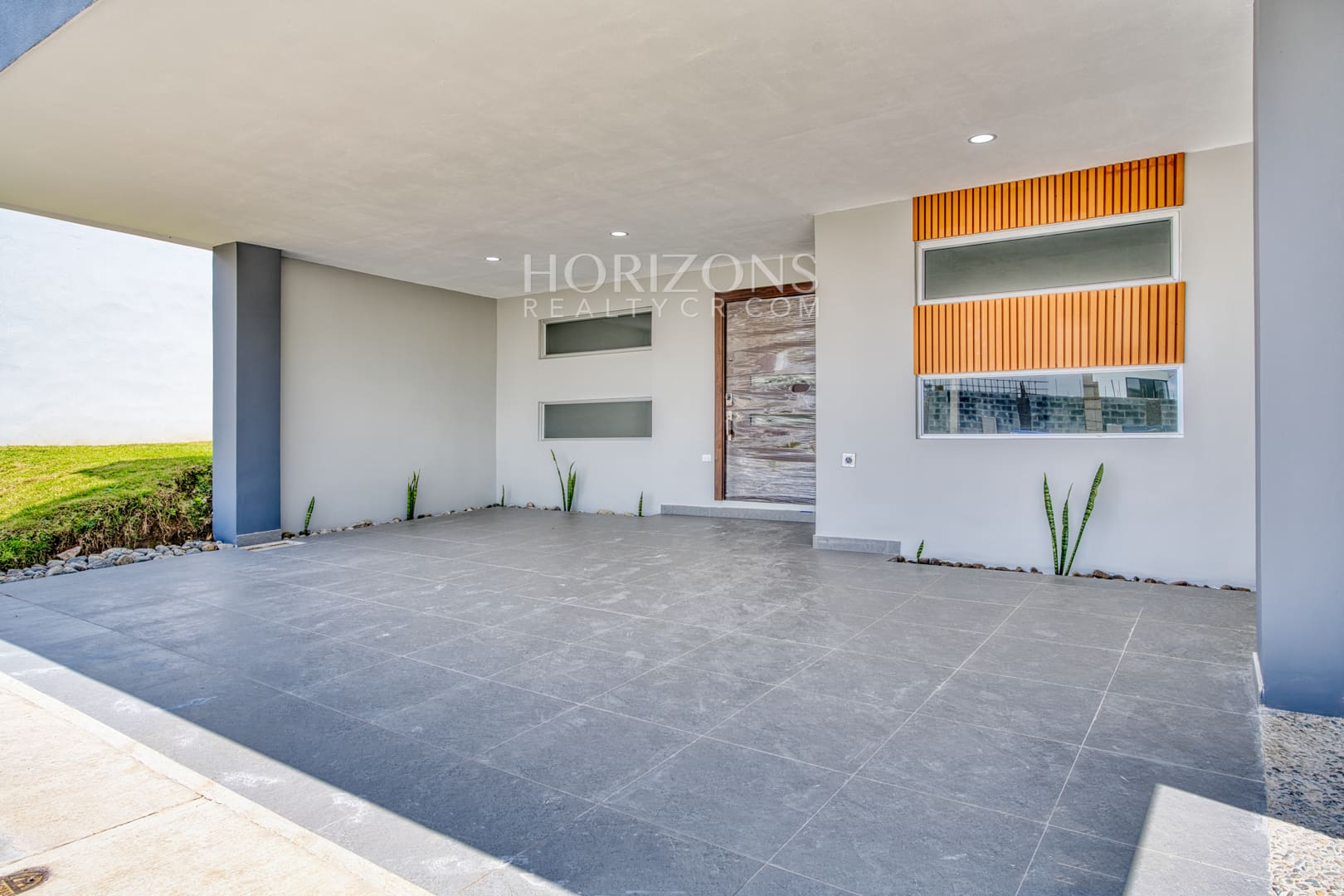 Casa Nueva en Condominio Distrito San Juan  4 Habitaciones una en Primer Nivel mas Oficina nja1279