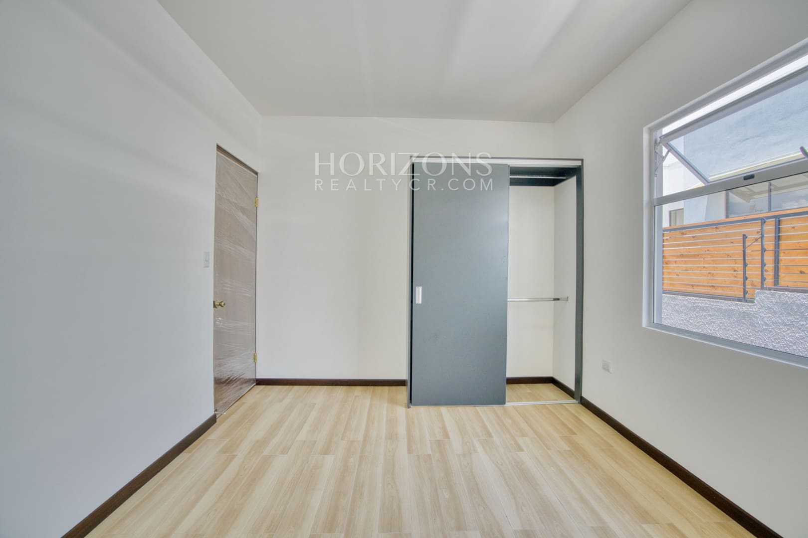 Casa Nueva en Condominio Distrito San Juan  4 Habitaciones una en Primer Nivel mas Oficina nja1279
