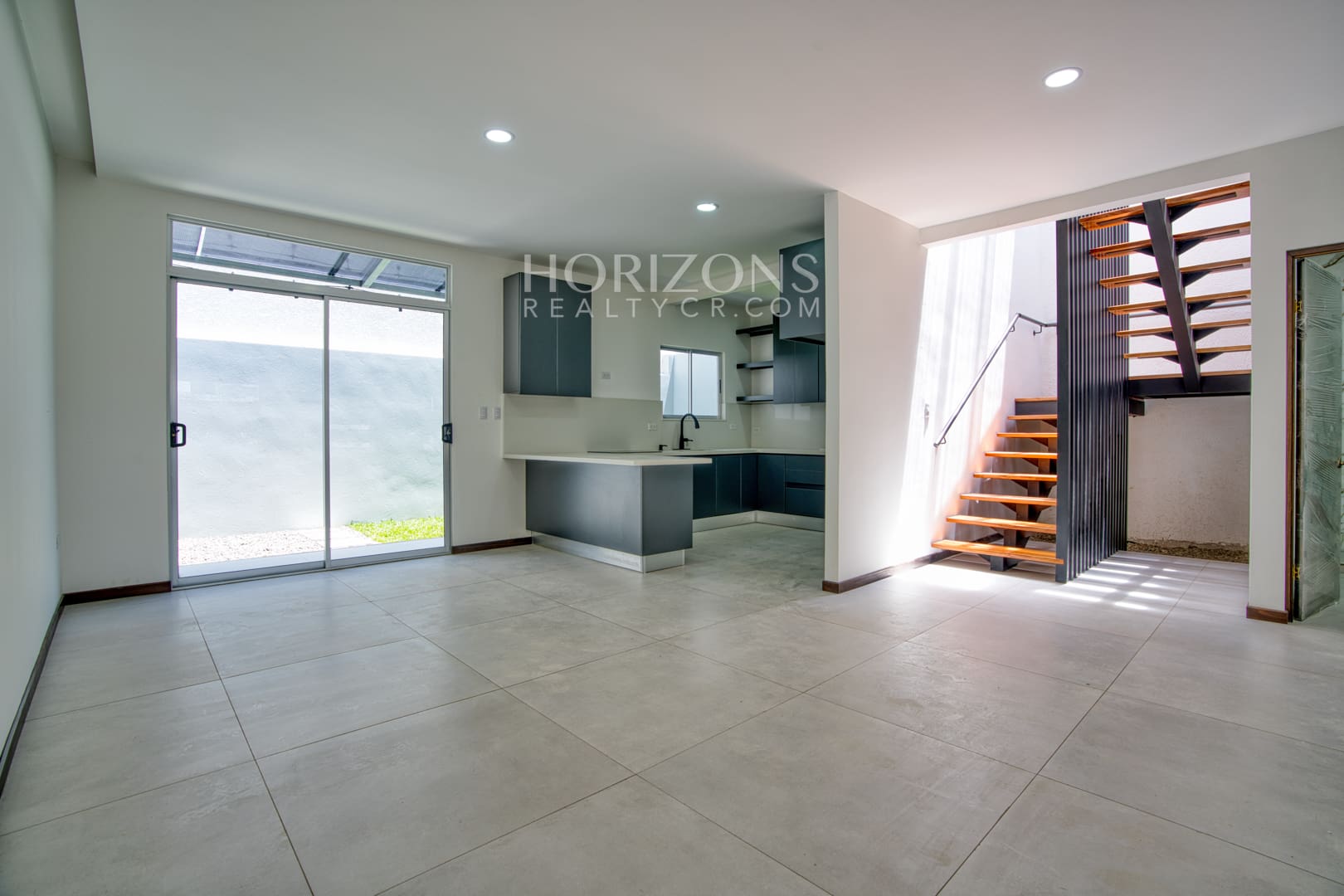Casa Nueva en Condominio Distrito San Juan  4 Habitaciones una en Primer Nivel mas Oficina nja1279