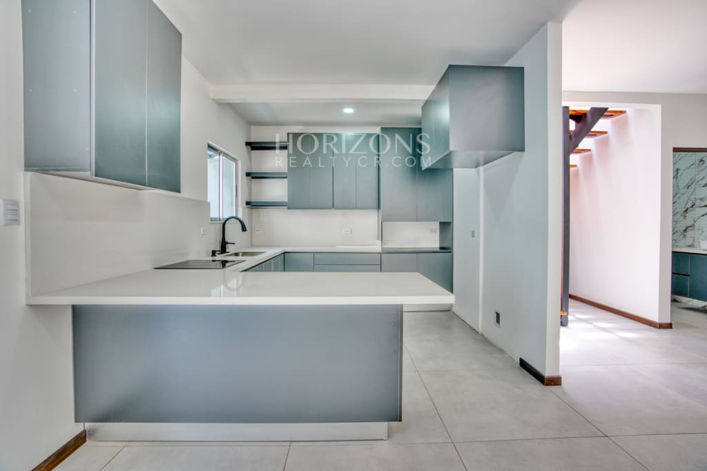 Casa Nueva en Condominio Distrito San Juan  4 Habitaciones una en Primer Nivel mas Oficina nja1279