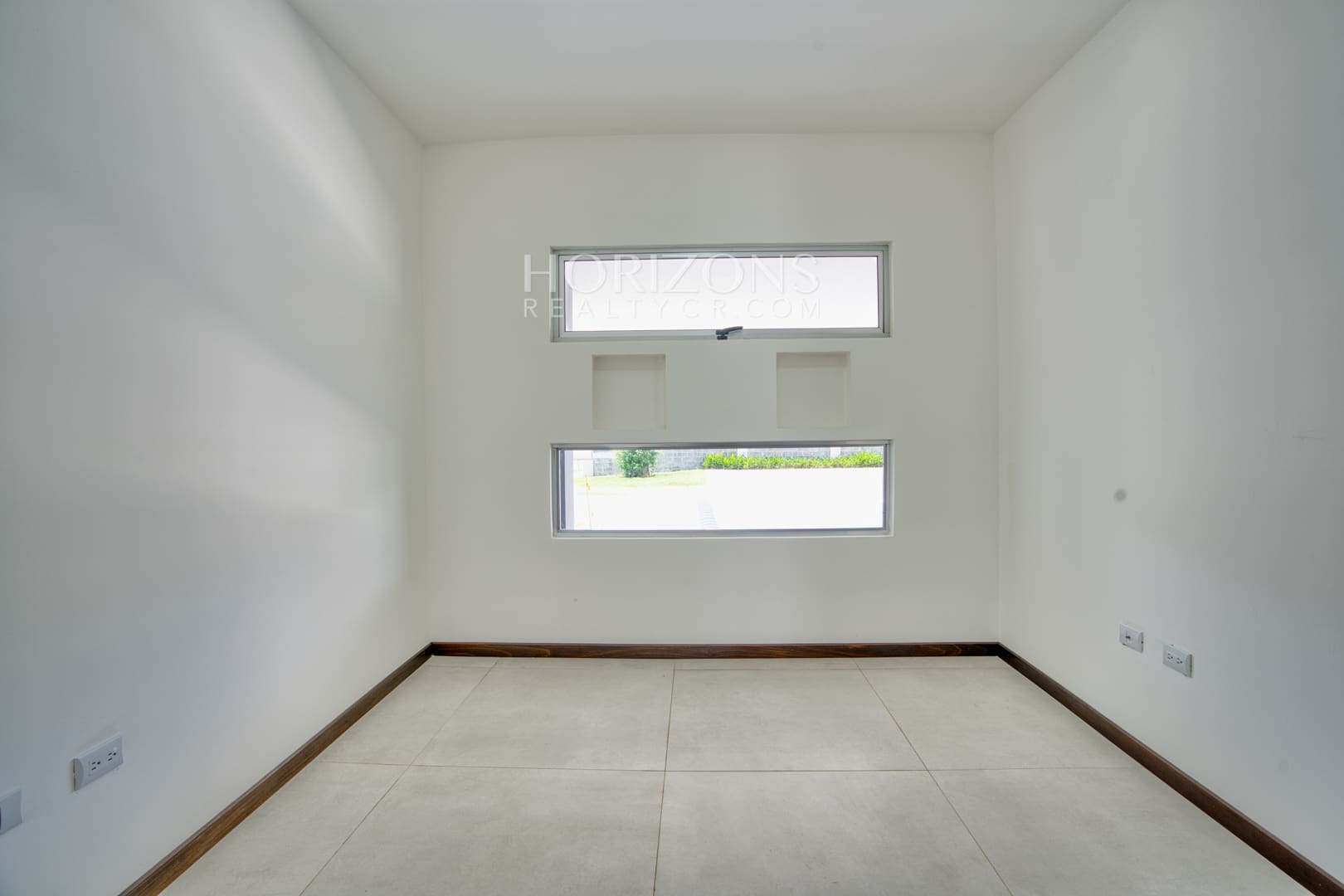 Casa Nueva en Condominio Distrito San Juan  4 Habitaciones una en Primer Nivel mas Oficina nja1279