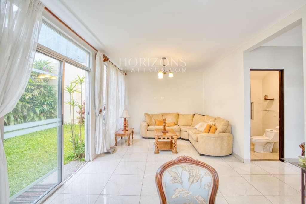 En Venta Moderna Casa en Condominio Mirasol Sabanilla a 1.4 KM de UCR Amplias Zonas Verdes nja1271