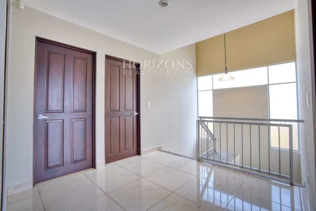 En Venta Moderna Casa en Condominio Mirasol Sabanilla a 1.4 KM de UCR Amplias Zonas Verdes nja1271