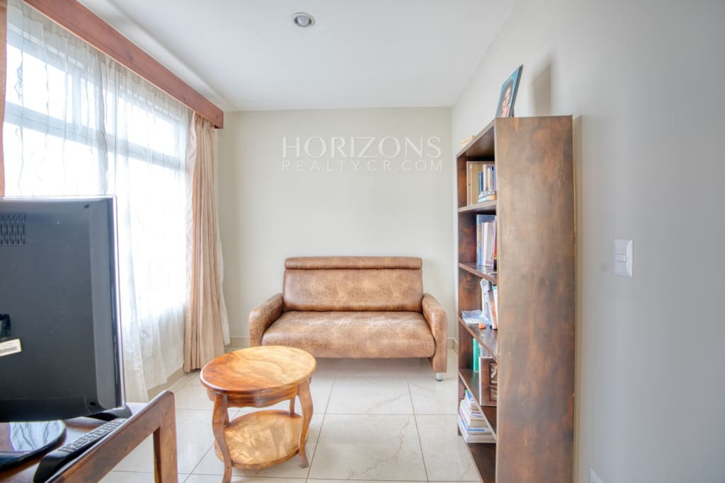 En Venta Moderna Casa en Condominio Mirasol Sabanilla a 1.4 KM de UCR Amplias Zonas Verdes nja1271