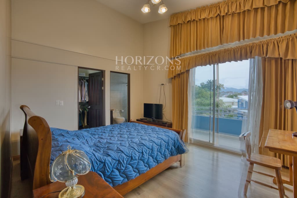 En Venta Moderna Casa en Condominio Mirasol Sabanilla a 1.4 KM de UCR Amplias Zonas Verdes nja1271