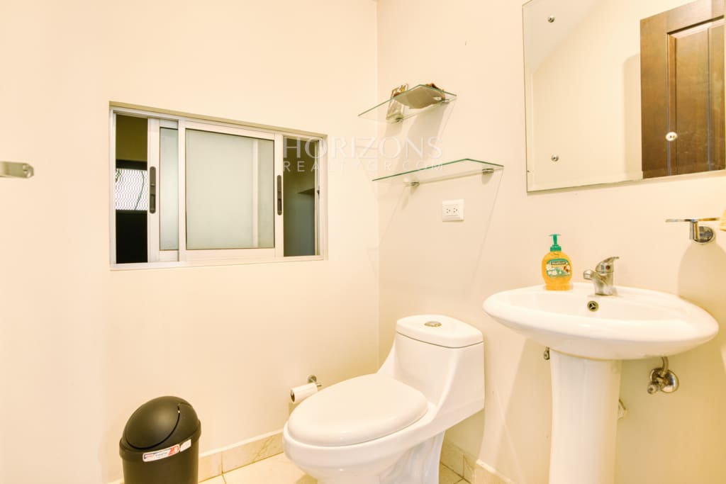 En Venta Moderna Casa en Condominio Mirasol Sabanilla a 1.4 KM de UCR Amplias Zonas Verdes nja1271