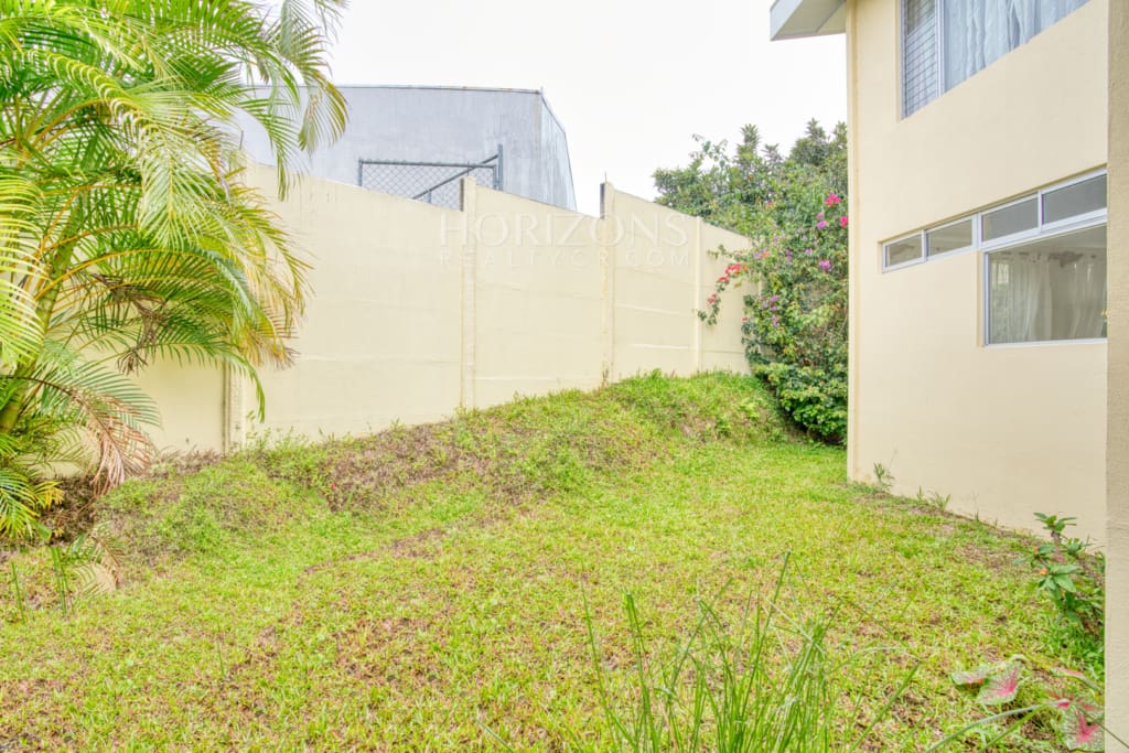 En Venta Moderna Casa en Condominio Mirasol Sabanilla a 1.4 KM de UCR Amplias Zonas Verdes nja1271
