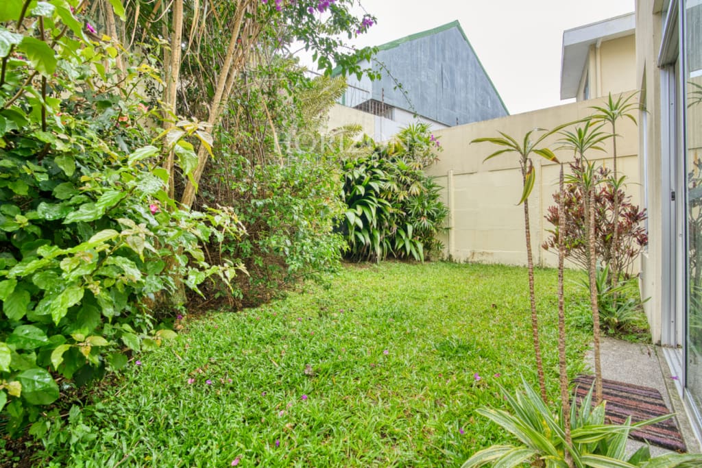 En Venta Moderna Casa en Condominio Mirasol Sabanilla a 1.4 KM de UCR Amplias Zonas Verdes nja1271