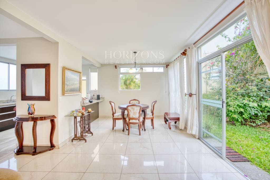 En Venta Moderna Casa en Condominio Mirasol Sabanilla a 1.4 KM de UCR Amplias Zonas Verdes nja1271