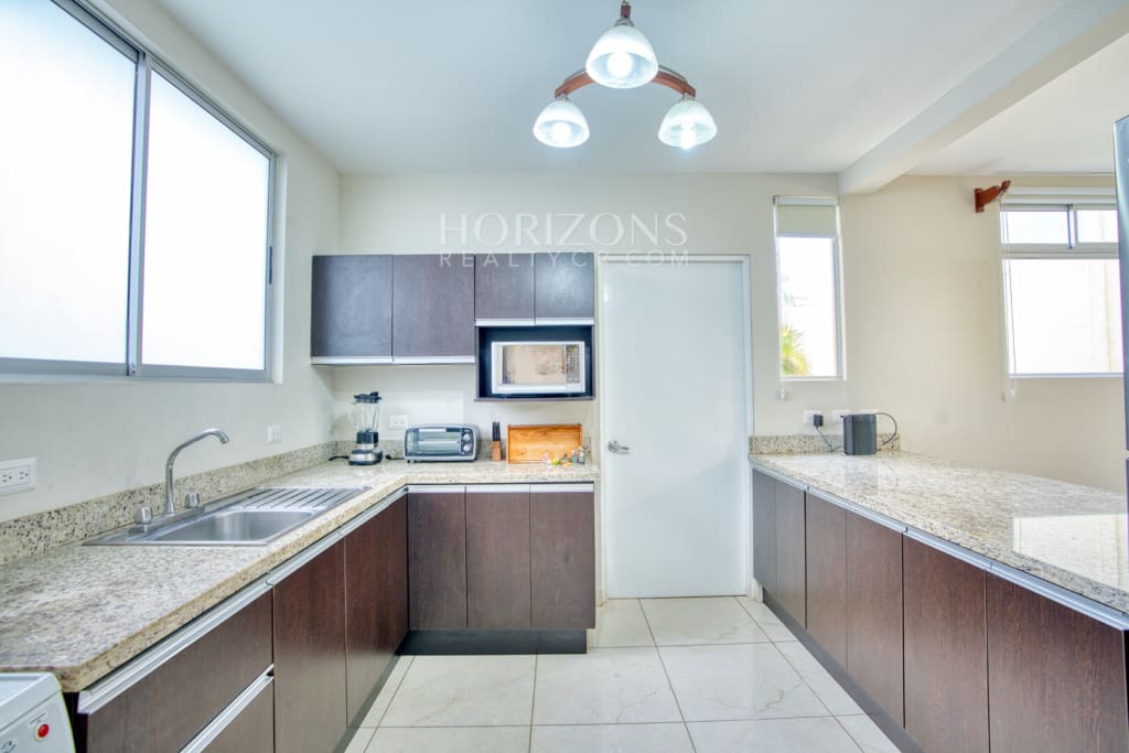En Venta Moderna Casa en Condominio Mirasol Sabanilla a 1.4 KM de UCR Amplias Zonas Verdes nja1271