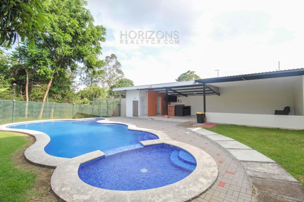 En Venta Moderna Casa en Condominio Mirasol Sabanilla a 1.4 KM de UCR Amplias Zonas Verdes nja1271