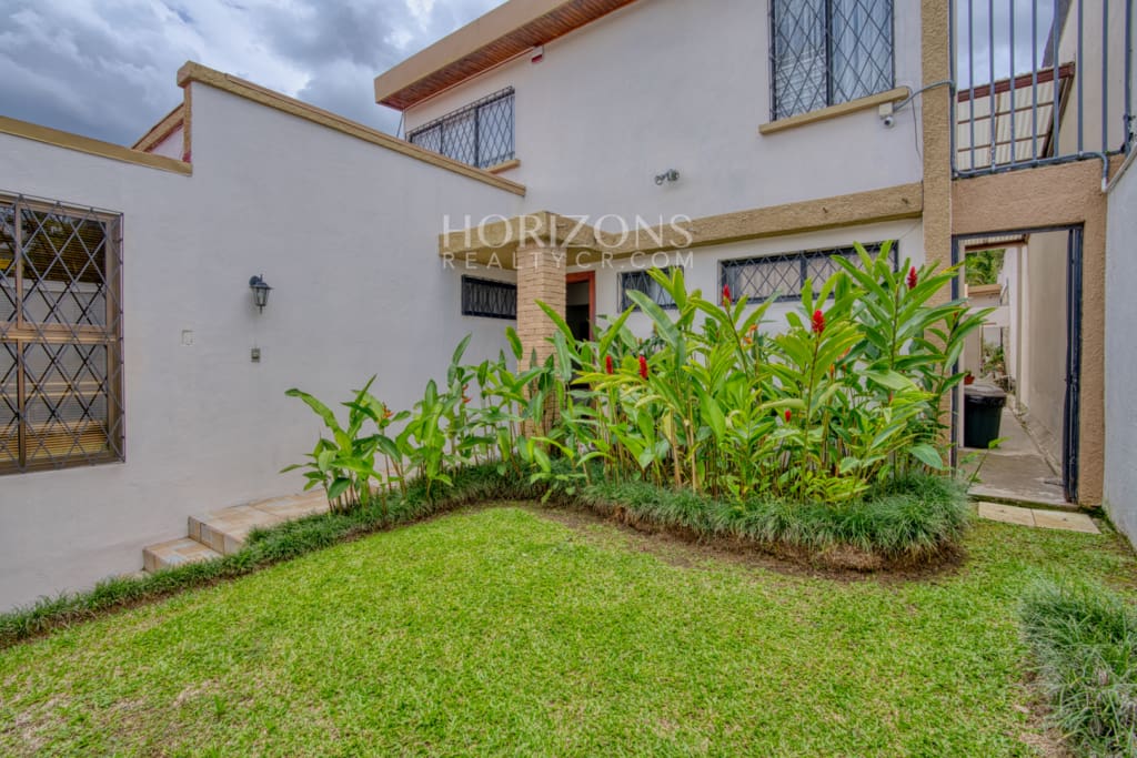 Hermosa Casa Familiar en Pinares de Curridabat, Cerca de Momentum Pinares (Precio Negociable) nja1272