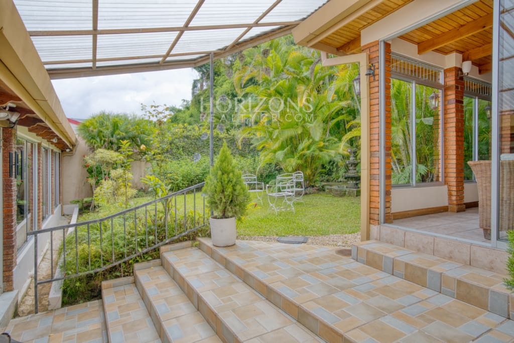 Hermosa Casa Familiar en Pinares de Curridabat, Cerca de Momentum Pinares (Precio Negociable) nja1272