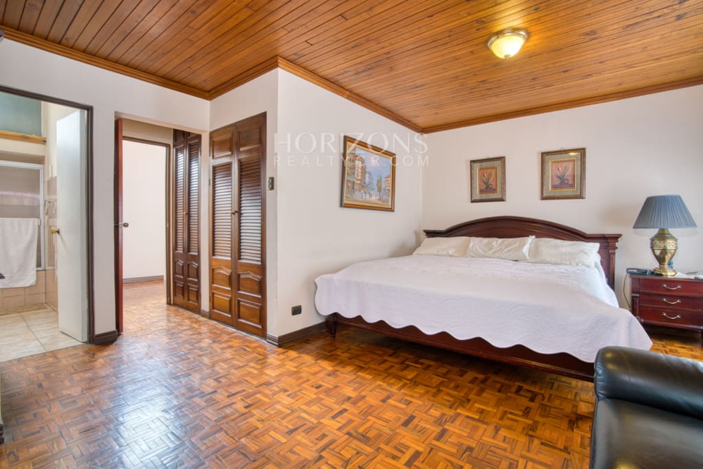 Hermosa Casa Familiar en Pinares de Curridabat, Cerca de Momentum Pinares (Precio Negociable) nja1272