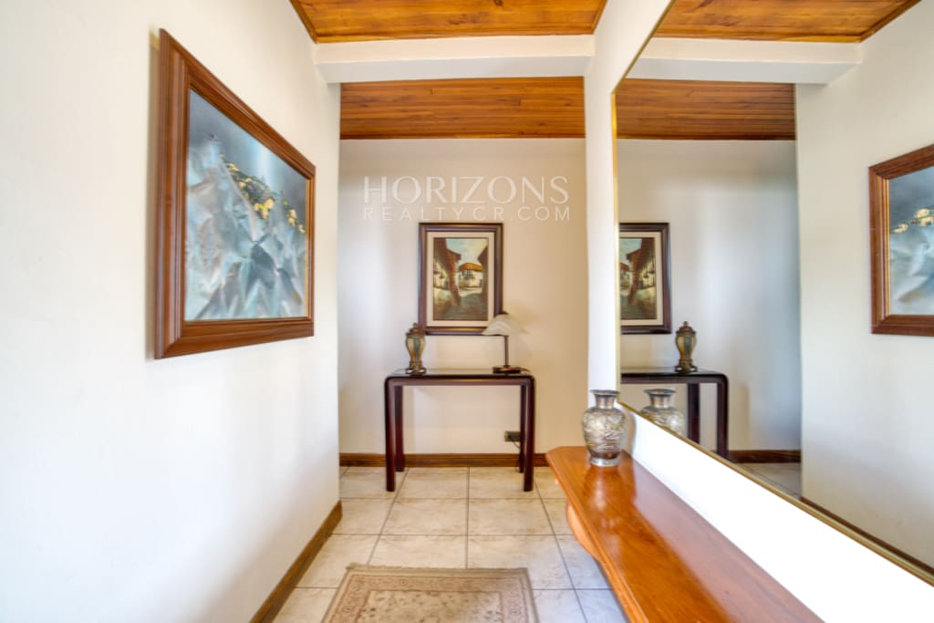 Hermosa Casa Familiar en Pinares de Curridabat, Cerca de Momentum Pinares (Precio Negociable) nja1272