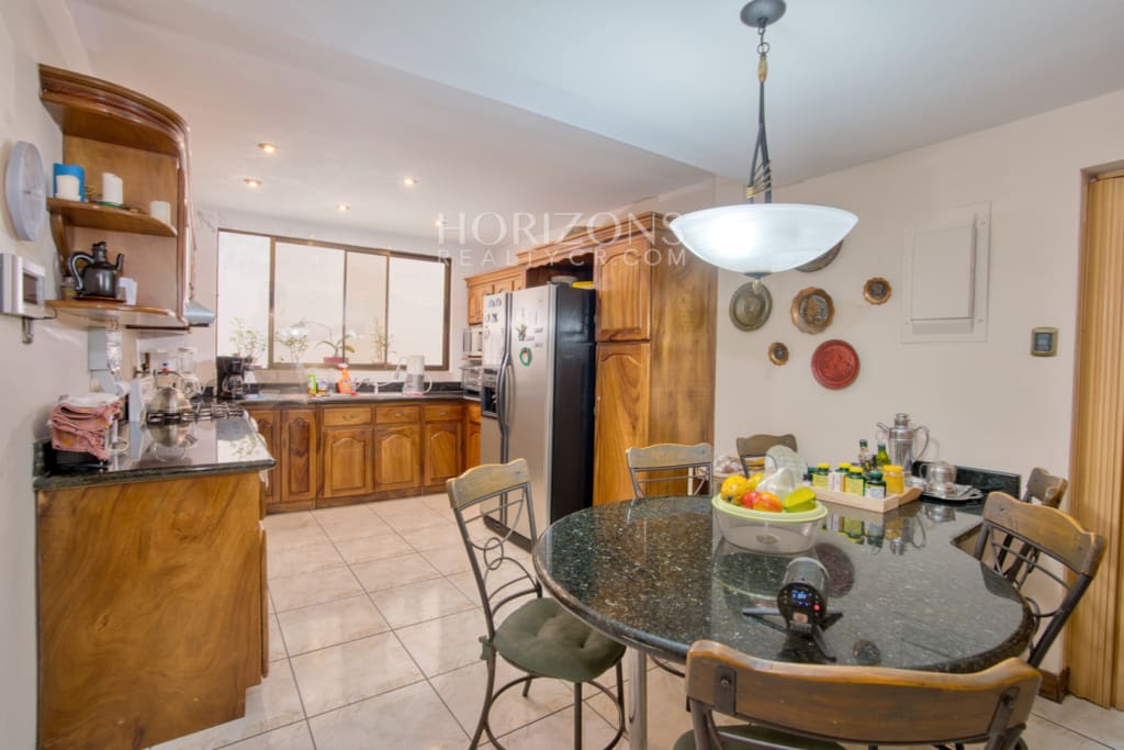 Hermosa Casa Familiar en Pinares de Curridabat, Cerca de Momentum Pinares (Precio Negociable) nja1272