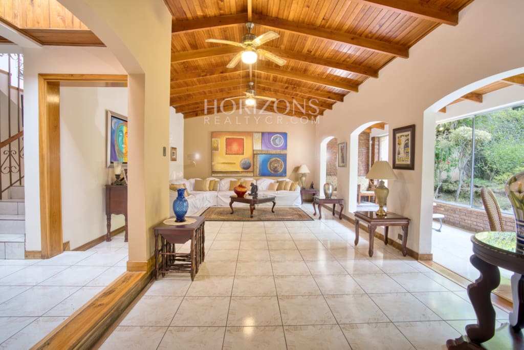 Hermosa Casa Familiar en Pinares de Curridabat, Cerca de Momentum Pinares (Precio Negociable) nja1272