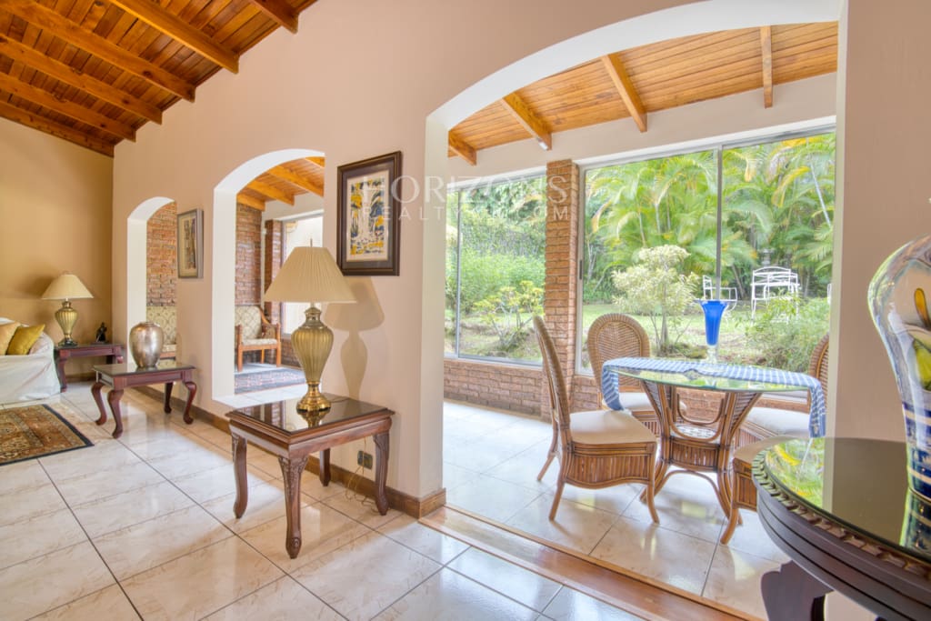 Hermosa Casa Familiar en Pinares de Curridabat, Cerca de Momentum Pinares (Precio Negociable) nja1272