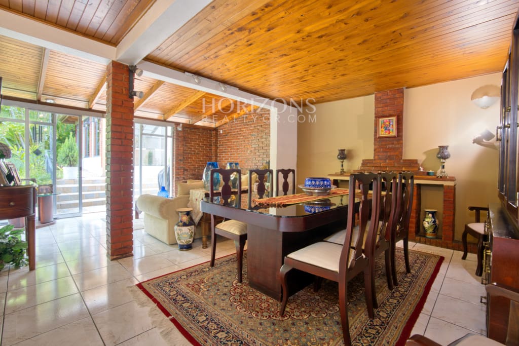 Hermosa Casa Familiar en Pinares de Curridabat, Cerca de Momentum Pinares (Precio Negociable) nja1272