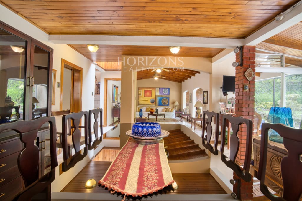 Hermosa Casa Familiar en Pinares de Curridabat, Cerca de Momentum Pinares (Precio Negociable) nja1272