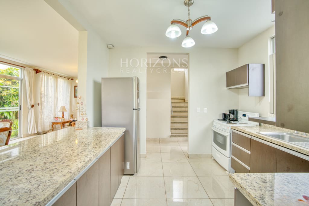 En Venta Moderna Casa en Condominio Mirasol Sabanilla a 1.4 KM de UCR Amplias Zonas Verdes nja1271